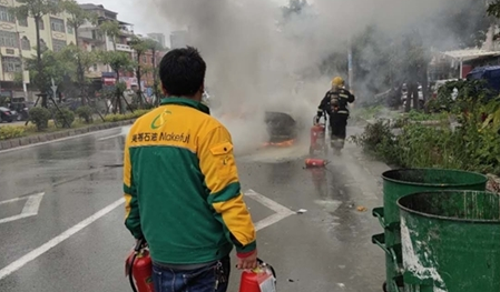  【烈火無情人有情】美福石油加油站協助南安消防中隊撲滅自燃車輛